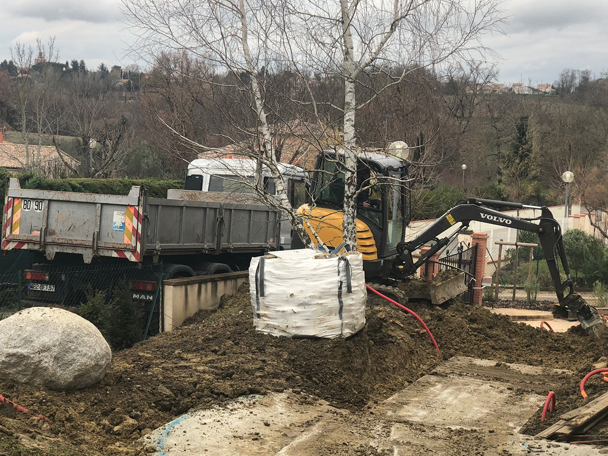 Terrassement escalier paysager avec pelle Volvo camion - Terra Création terrassement escaliers Toulouse Tarn